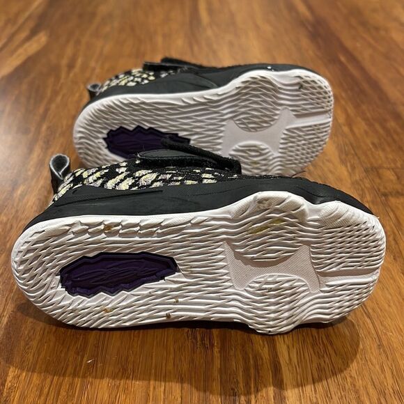 Lebron James Nike Running Shoes - Picture 5 of 7